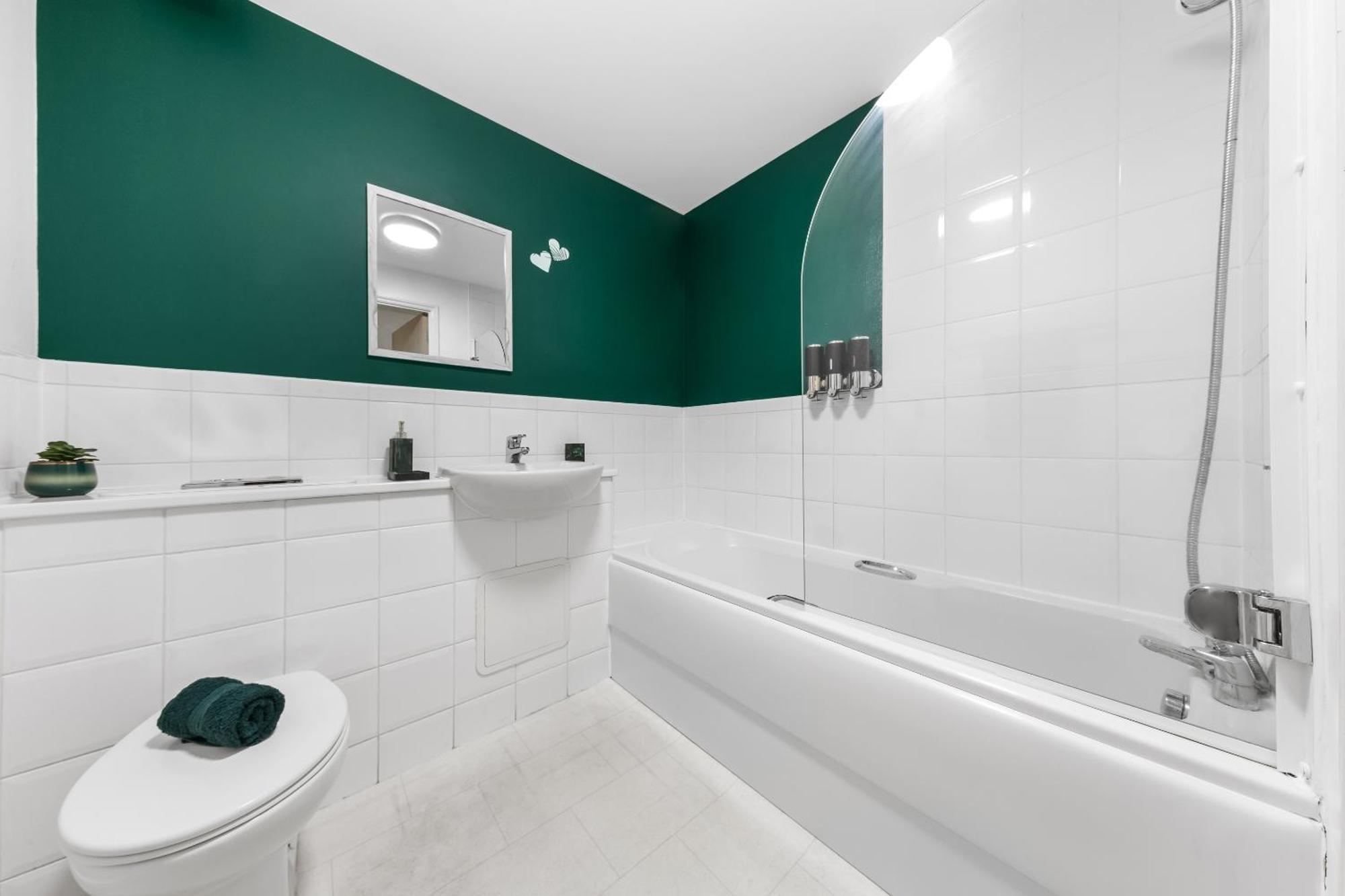 Croydon Fbs Retreat, Easy Access To * Thornton Heath