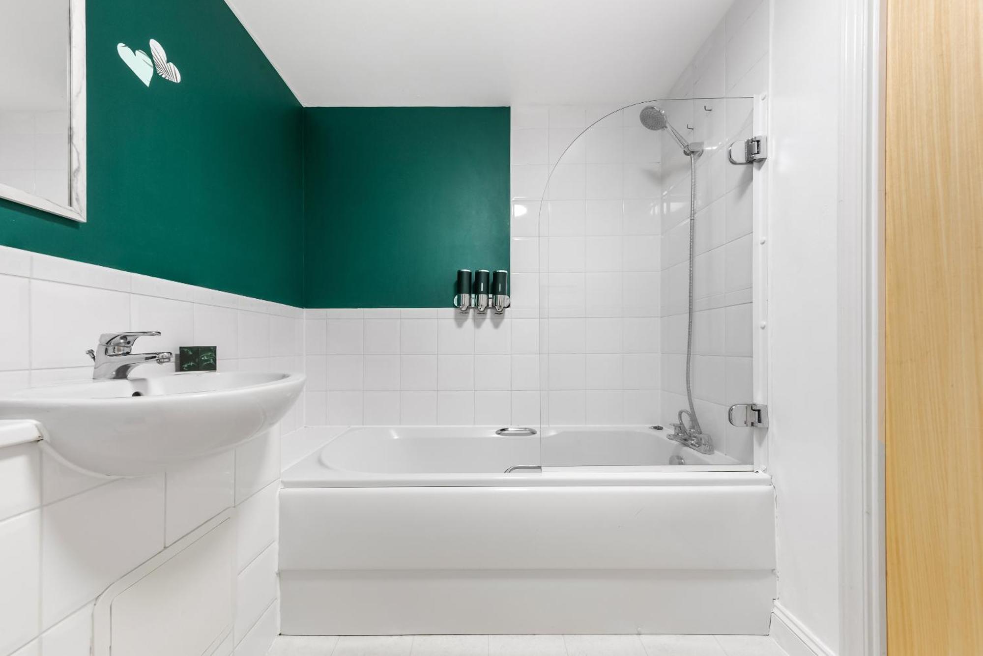 Apartment Croydon Fbs Retreat, Easy Access To *